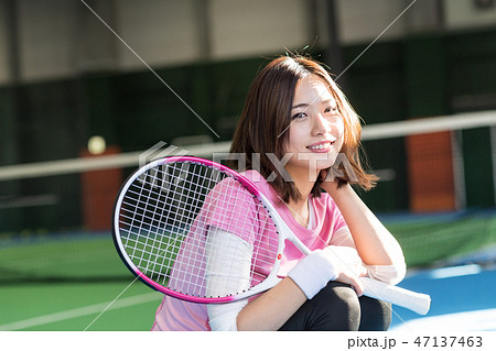 女の子 スポーツ テニス かわいいの写真素材