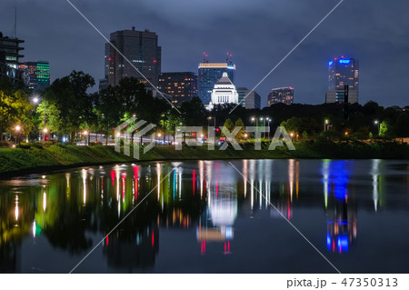 国会議事堂 夜 東京都 ライトアップの写真素材