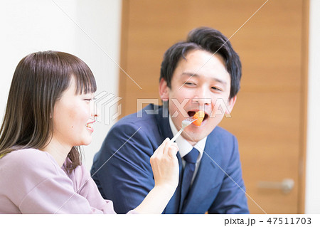 ライフスタイル 人物 あーん カップルの写真素材 Pixta