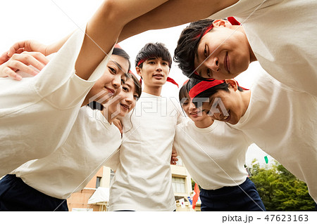 人物 男の子 円陣 運動会の写真素材