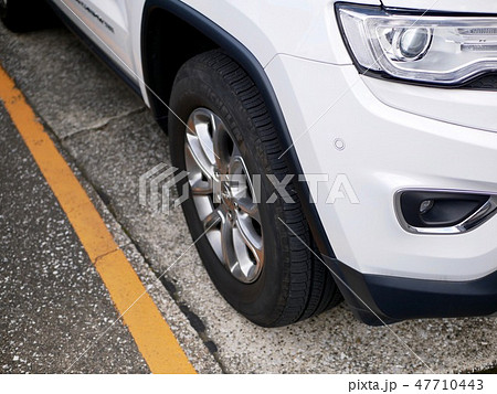 車 かっこいい シルバー タイヤの写真素材