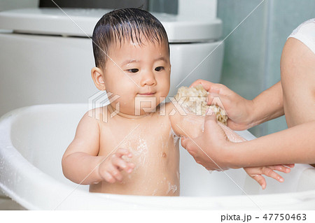 子供 男の子 入浴 少年 お風呂の写真素材