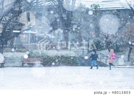 降雪 雪 女の子 初雪の写真素材