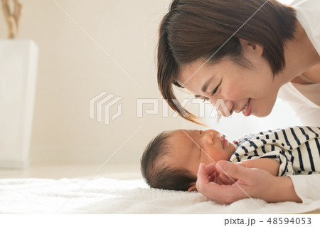 新生児 横顔 赤ちゃん 寝顔の写真素材