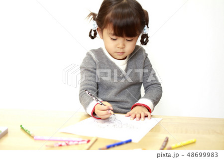 塗り絵をする幼児 4歳児 の写真素材
