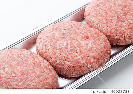 生ハンバーグの写真素材