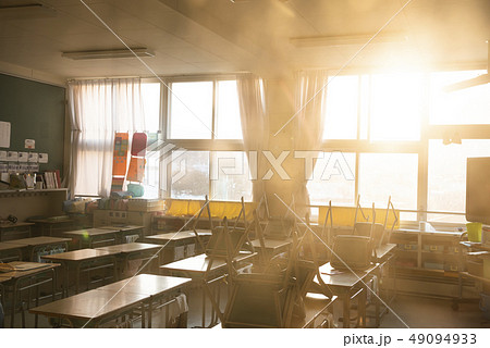 校舎 夕焼け 学校 窓の写真素材