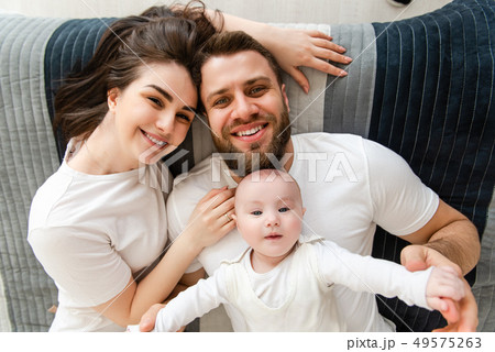 人物 子供 幼児 キスの写真素材 Pixta