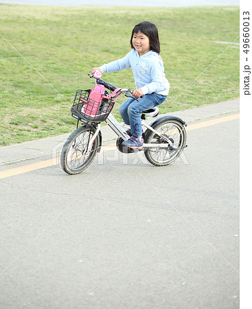 子供 自転車 乗る 後ろ姿の写真素材