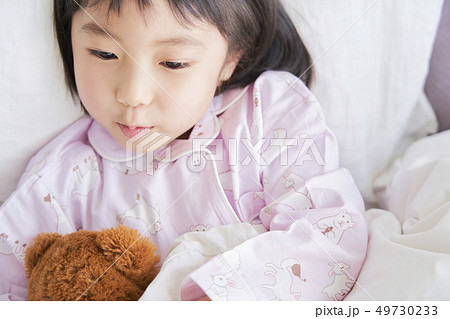 ぬいぐるみ 抱っこ 人物 子供の写真素材