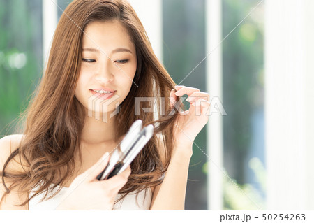 ヘアアイロン 茶髪の写真素材