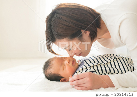 新生児 横顔 赤ちゃん 寝顔の写真素材