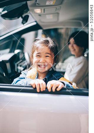 親子 幼稚園 お迎え 人物の写真素材