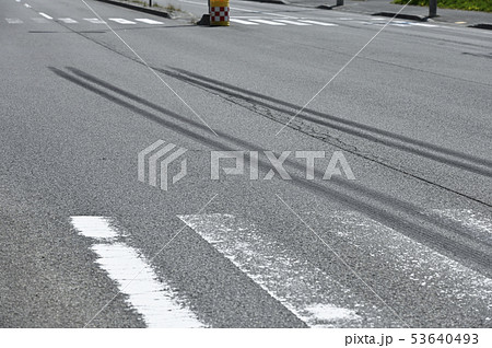 急ブレーキ跡 車の写真素材