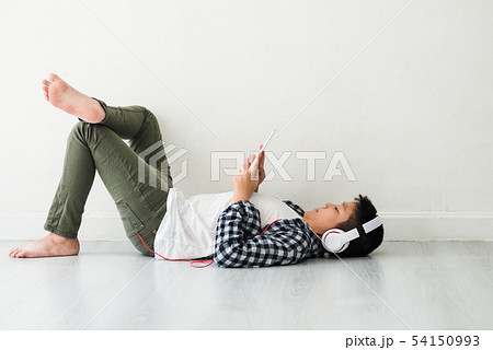 音楽 男 横になる 人 Yシャツの写真素材