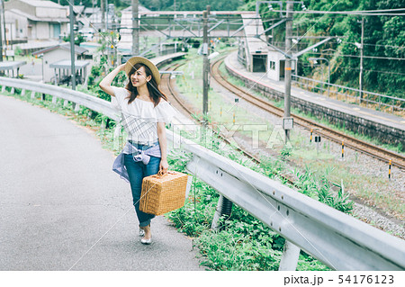 鉄道 線路 女性 女の子の写真素材