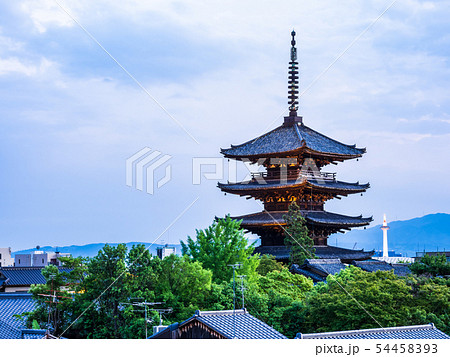 八坂の塔と京都タワー 夕景の写真素材 [54458393] - PIXTA