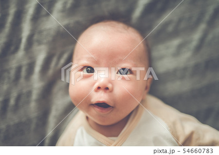 子供 顔 赤ちゃん ドアップの写真素材