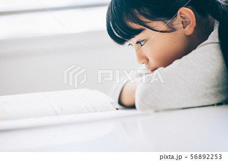 勉強 子供 女の子 うつ伏せの写真素材