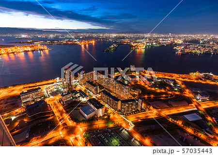 住宅 夜景 団地 夜の写真素材