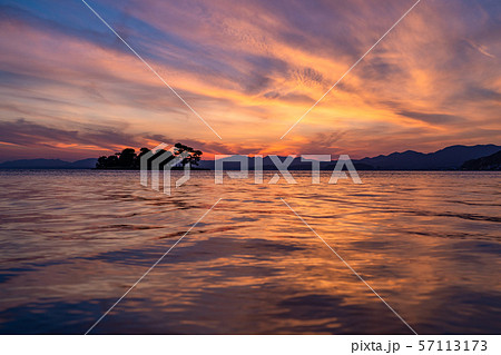 宍道湖夕日の写真素材