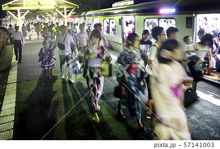 港まつり 花火大会で混雑する和歌山港駅 のイラスト素材
