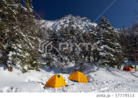 行者小屋 テント場 赤岳 山登りの写真素材