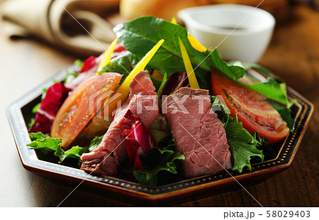 サラダ 洋食 ローストビーフ 前菜の写真素材