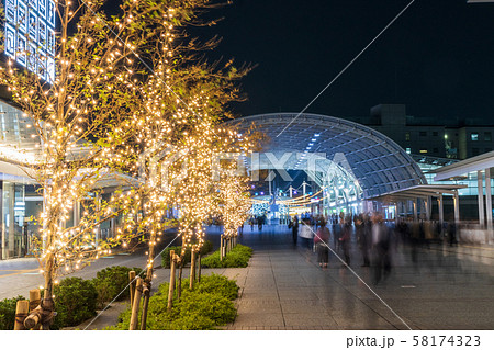 イルミネーション ライトアップ さいたま新都心駅 輝きの写真素材