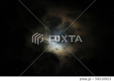 曇り 神秘的 月夜 夜の写真素材