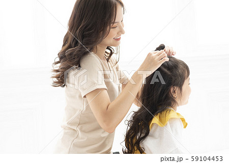 髪を結ぶ 2人の写真素材