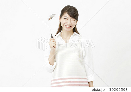 お玉 持つの写真素材