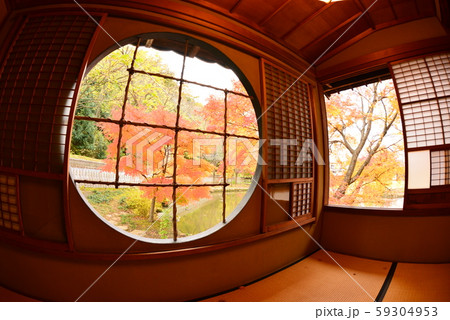 格子窓 竹格子窓 茶室 丸窓の写真素材