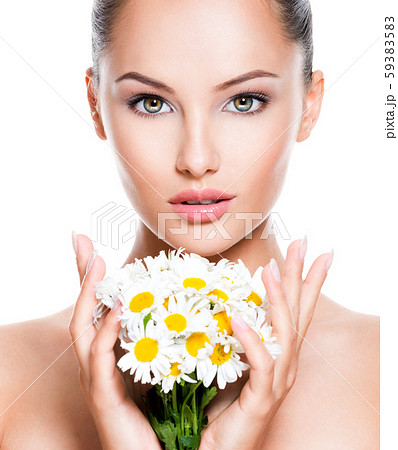 女性 花束 抱える 花の写真素材