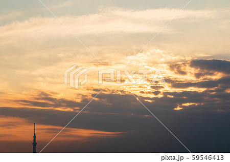 夕日 江戸川 土手 町並みの写真素材