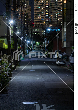 雨 夜 街灯 光の写真素材 Pixta