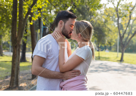 カップル キス 人物 外国人 夫婦 白人の写真素材