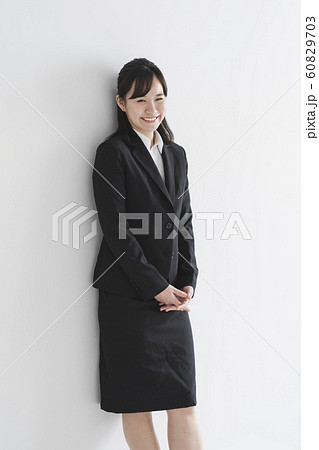新入社員 スーツ 女性の写真素材