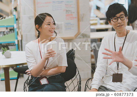 膝を突き合わせるの写真素材 Pixta
