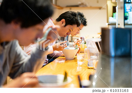 人物 男性 ラーメン屋 カウンターの写真素材