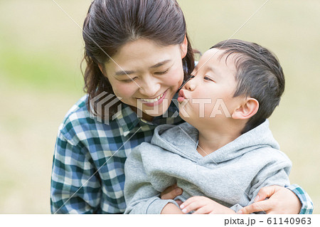 子供 キス 母子 キッスの写真素材