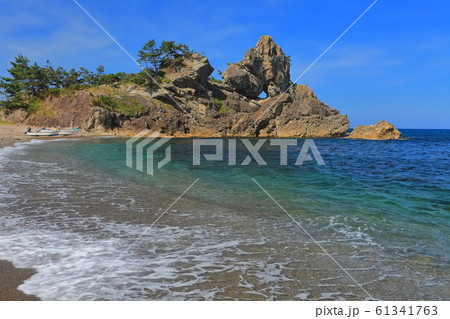 能登半島 輪島 曽々木海岸 窓岩の写真素材 - PIXTA