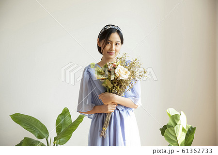 女性 花束 抱える 花の写真素材