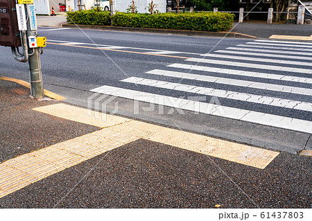 点字ブロック 道路の写真素材