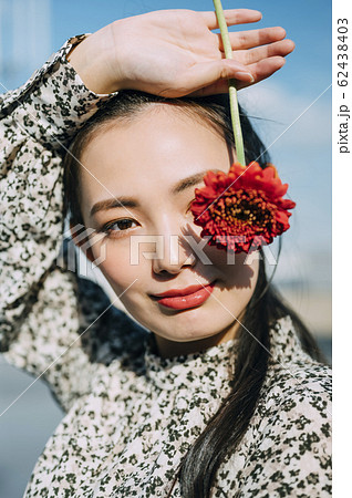 女性 花 モデル ポーズの写真素材