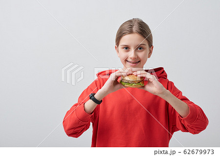 食べる ハンバーガー 女の子 食事の写真素材