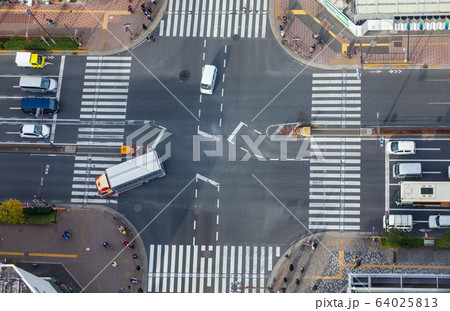 俯瞰 横断歩道 屋外 道路の写真素材
