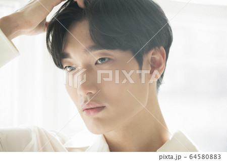 肌 白い 男 若いの写真素材