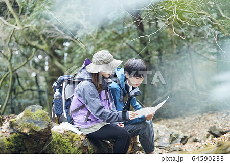 登山 山 カップル 休憩の写真素材 Pixta