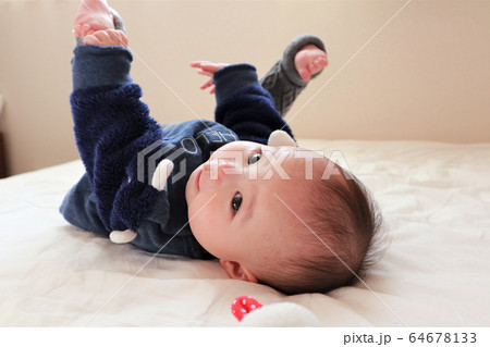 赤ちゃん 足 掴む 乳児の写真素材